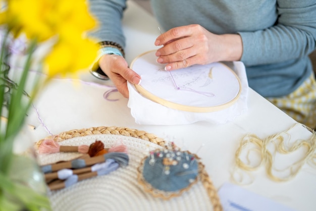 haftowana tkanina na blacie